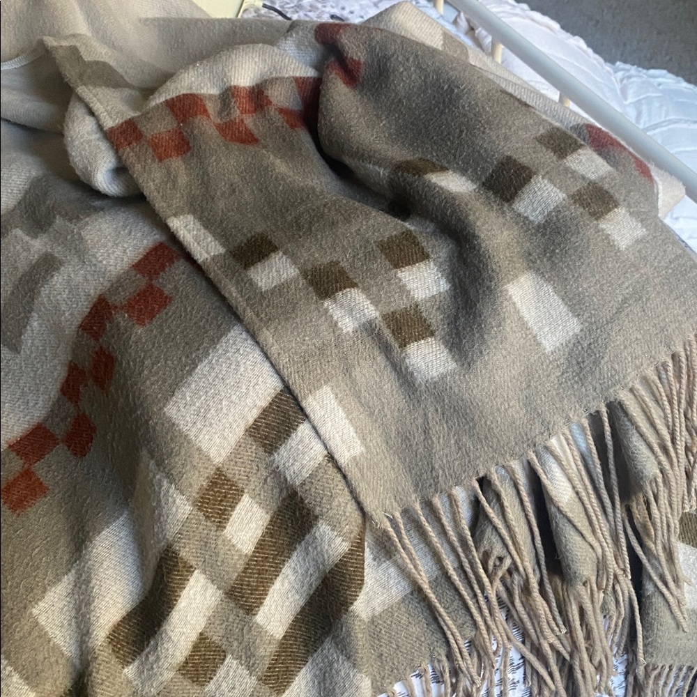 Fringed Geometric Pattern Poncho/Wrap - Picture 3 of 3